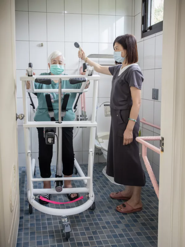 patient lifts take shower